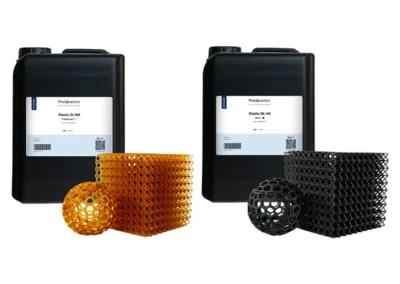 Elastisches DL160-Harz in 5-kg-Flaschen in den Farben „Translucent“ (Bernstein) und „Schwarz“, mit Beispielen für 3D-gedruckte Gitterkugeln und -würfel
