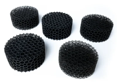 3D-gedruckte Gitterpucks aus Elastic DL160 mit unterschiedlichen Gittermustern für verschiedene Flexibilitäts- und Druckwerte